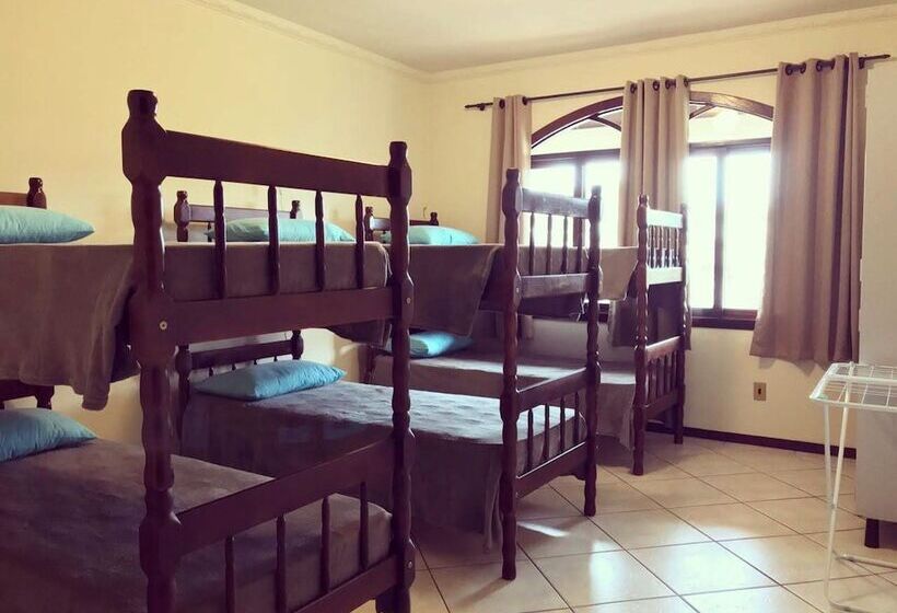 ルームシェアのワンベッド, Hostel Mundo