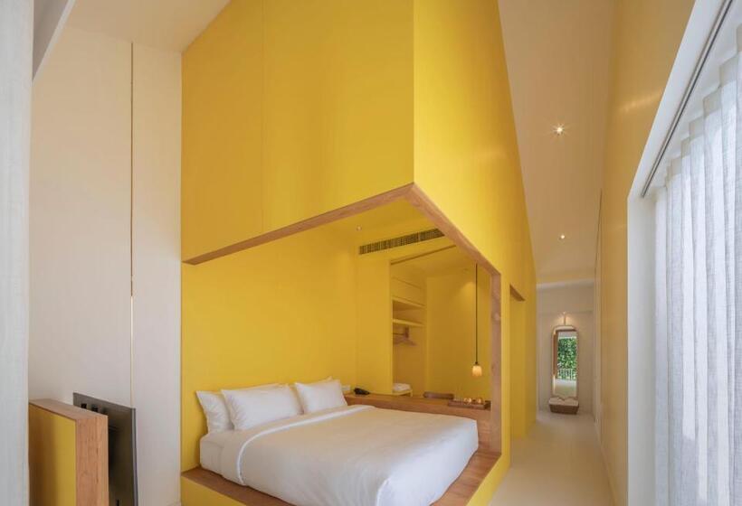 Deluxe room with river view, Baan Pomphet