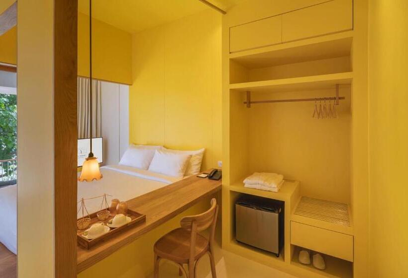 Deluxe room with river view, Baan Pomphet