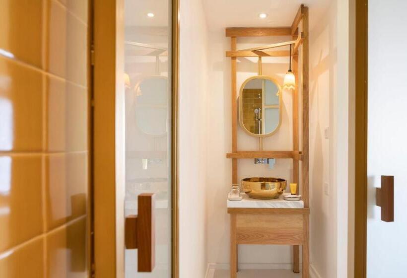 Deluxe room with river view, Baan Pomphet