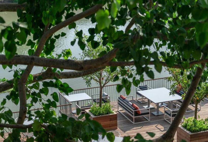 Deluxe room with river view, Baan Pomphet