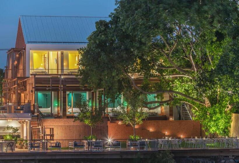 Deluxe room with river view, Baan Pomphet