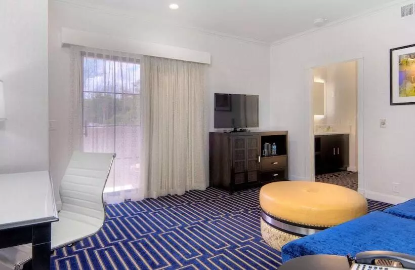 سوئیت با بالکن, Best Western Plus Palm Court