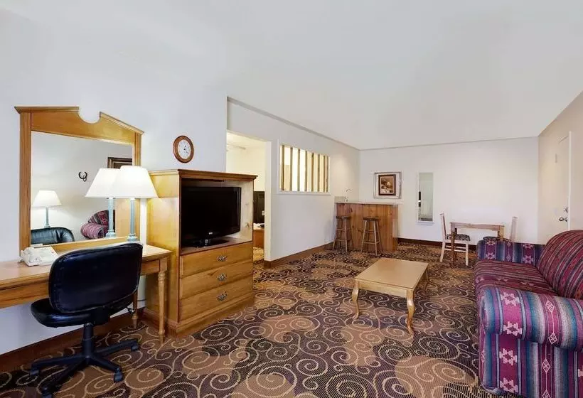 キングサイズベッドのスイートルーム, Days Inn By Wyndham San Angelo