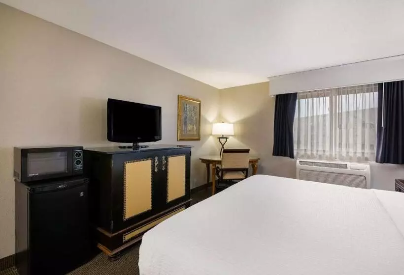 キングサイズベッドのスタンダードルーム, Revel Hotel Minot   Surestay Collection By Best Western