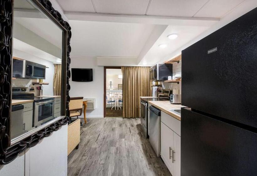 מיטת קינג בסוויטה, Revel Hotel Minot   Surestay Collection By Best Western