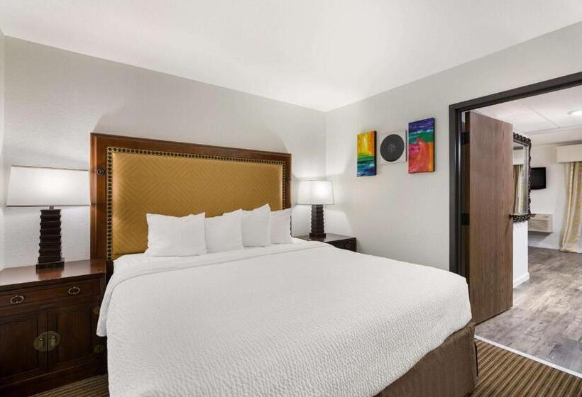 מיטת קינג בסוויטה, Revel Hotel Minot   Surestay Collection By Best Western