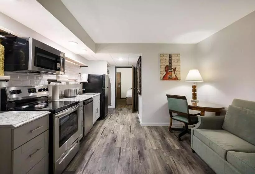 キングサイズベッドのスイートルーム, Revel Hotel Minot   Surestay Collection By Best Western