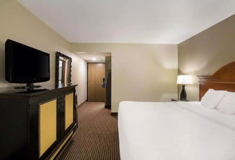 身障者適用キングサイズベッドルーム, Revel Hotel Minot   Surestay Collection By Best Western