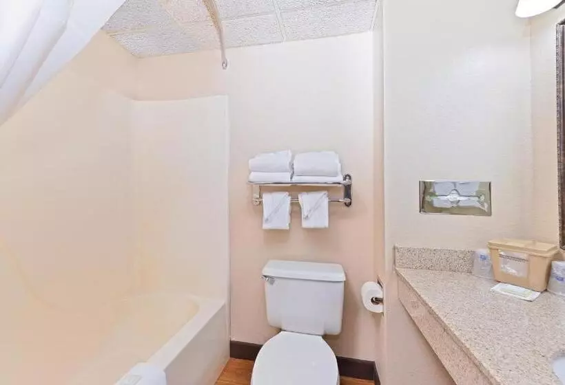 キングサイズベッドのスイートルーム, Revel Hotel Minot   Surestay Collection By Best Western