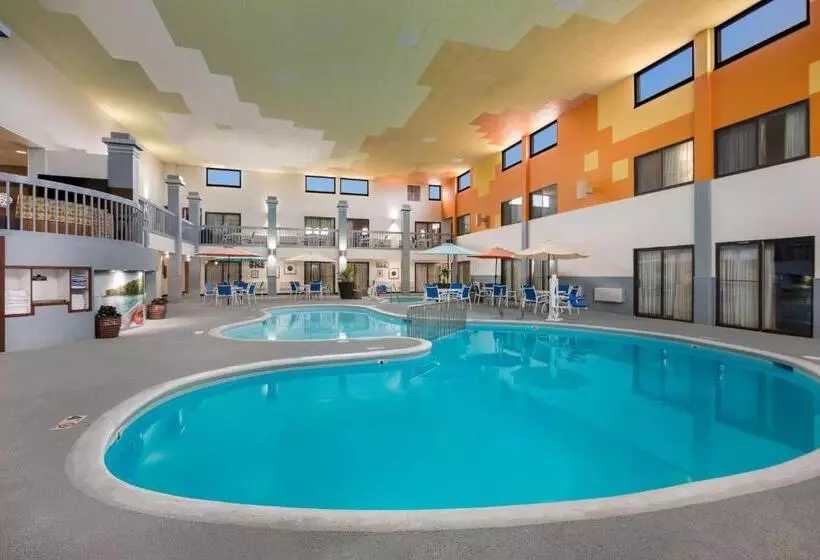 キングサイズベッドのスタンダードルーム, Revel Hotel Minot   Surestay Collection By Best Western