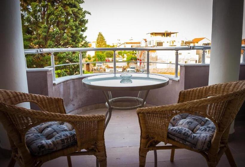 اتاق لوکس, Apartment's Meti