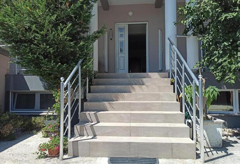 اتاق لوکس خانوادگی, Apartment's Meti