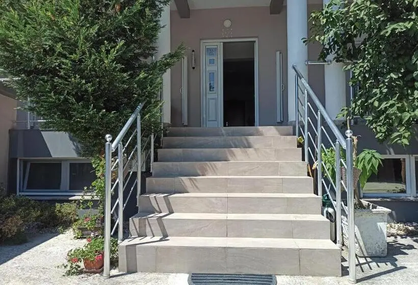اتاق لوکس خانوادگی, Apartment's Meti