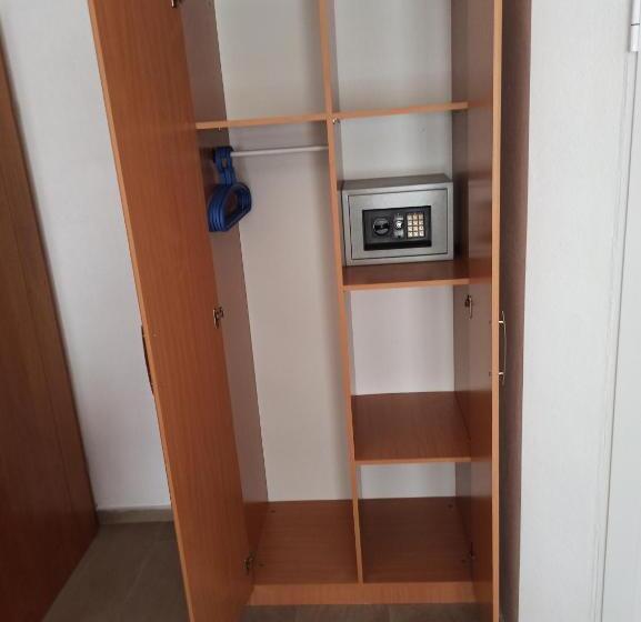 اتاق لوکس خانوادگی, Apartment's Meti