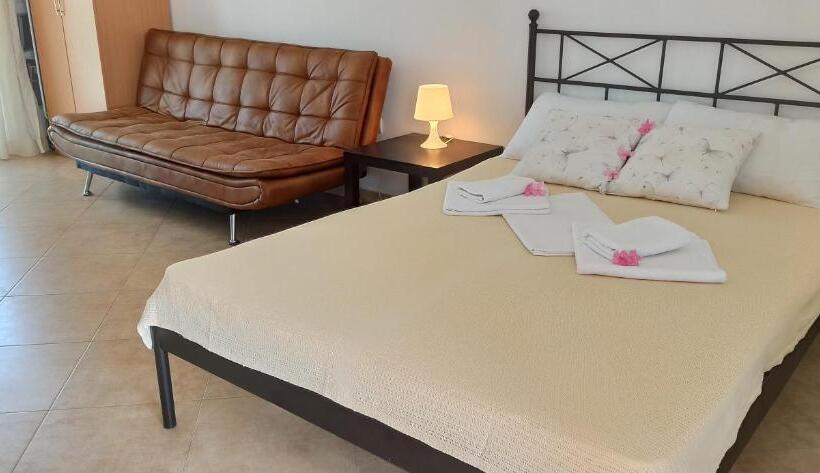 اتاق استاندارد سه نفره, Apartment's Meti