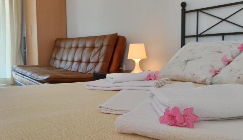 اتاق استاندارد سه نفره, Apartment's Meti