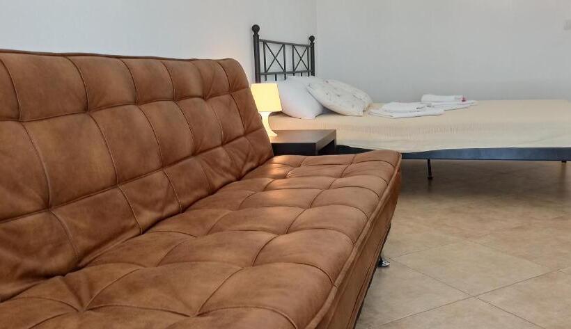 اتاق استاندارد سه نفره, Apartment's Meti