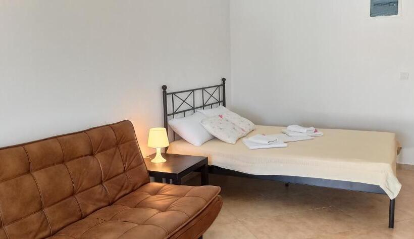 اتاق استاندارد سه نفره, Apartment's Meti