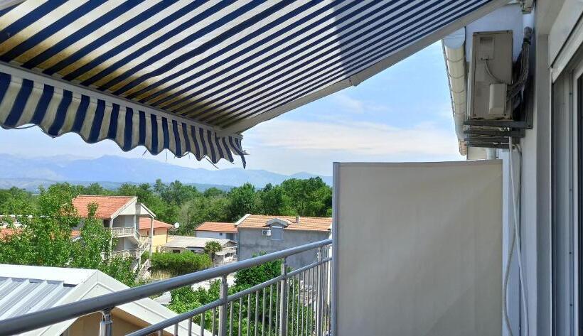 اتاق استاندارد سه نفره, Apartment's Meti