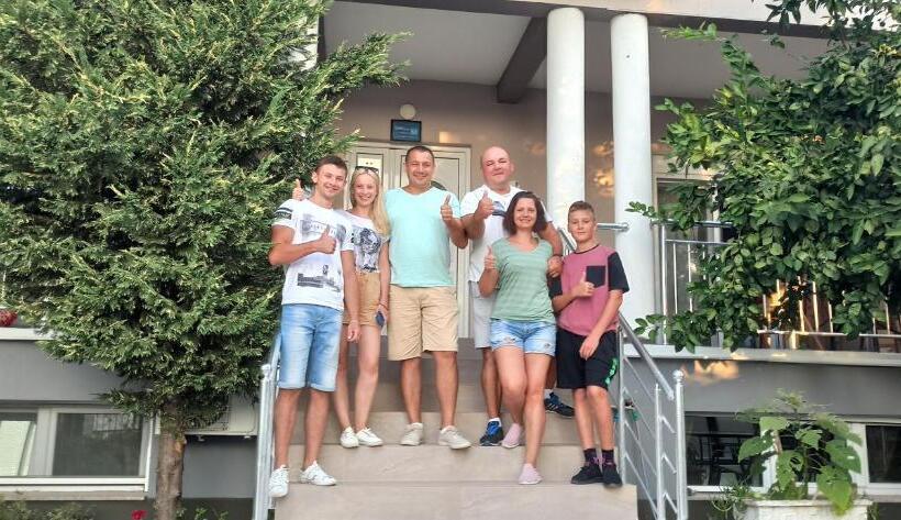 اتاق خانوادگی با چشمانداز کوه, Apartment's Meti