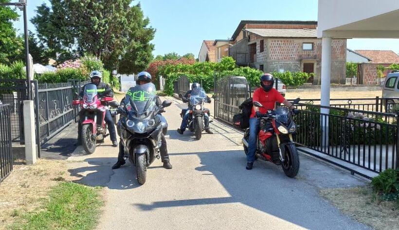 اتاق خانوادگی با چشمانداز کوه, Apartment's Meti