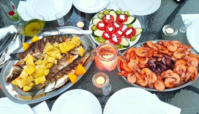 اتاق خانوادگی با چشمانداز کوه, Apartment's Meti