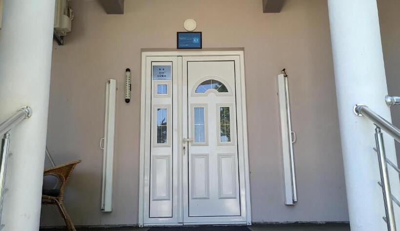 اتاق خانوادگی با چشمانداز کوه, Apartment's Meti