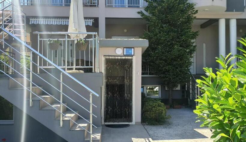 اتاق خانوادگی با چشمانداز کوه, Apartment's Meti