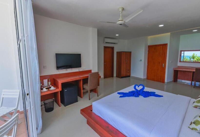 اتاق لوکس با بالکن و چشم‌انداز دریا, Athiri Beach Maldives