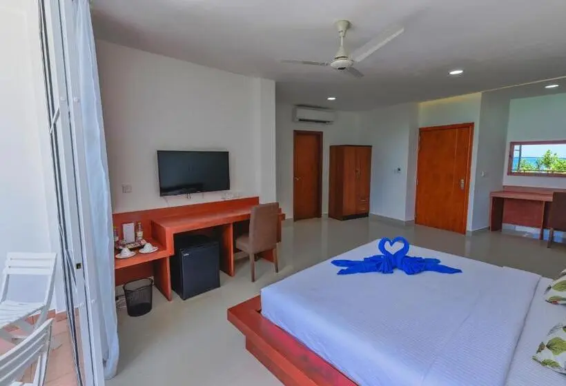 اتاق لوکس با بالکن و چشم‌انداز دریا, Athiri Beach Maldives