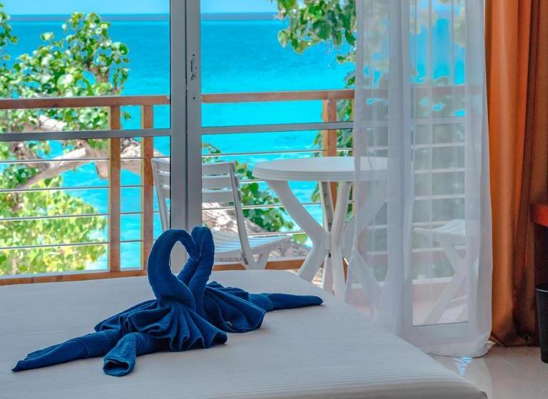 اتاق لوکس با بالکن و چشم‌انداز دریا, Athiri Beach Maldives