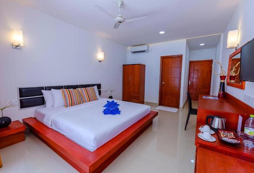 اتاق استاندارد با تراس و چشم‌انداز دریا, Athiri Beach Maldives