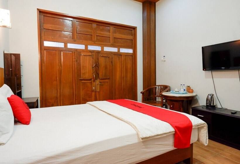 Номер Deluxe, Reddoorz Syariah Near Menara Kudus