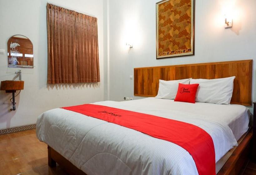 Номер Deluxe, Reddoorz Syariah Near Menara Kudus