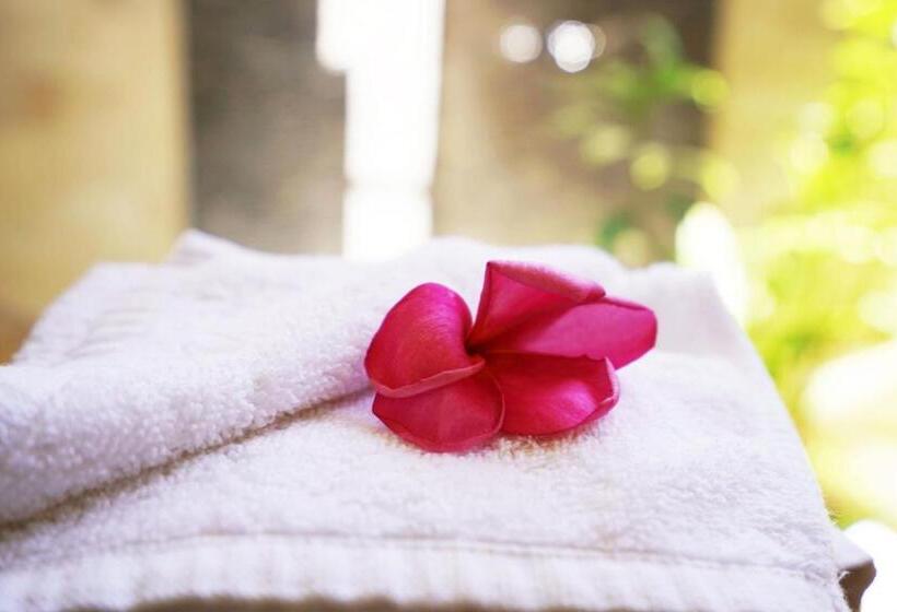 Бунгало с видом на бассейн, Wah Resort Gili Trawangan