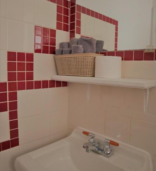 סוויטה משפחתית, Vista Motel