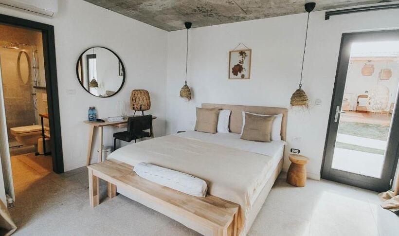 디럭스 스위트, The Pines   Experiment Favelas