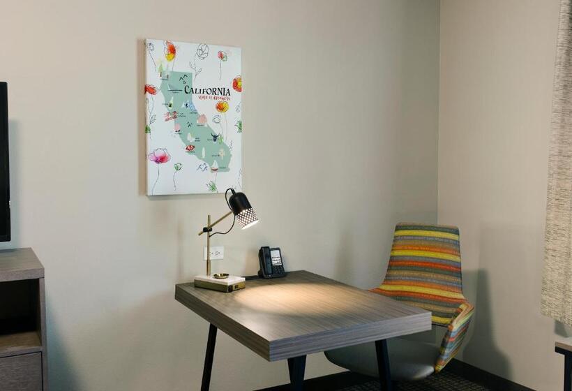 جناح سرير كينج, Oxford Suites Paso Robles