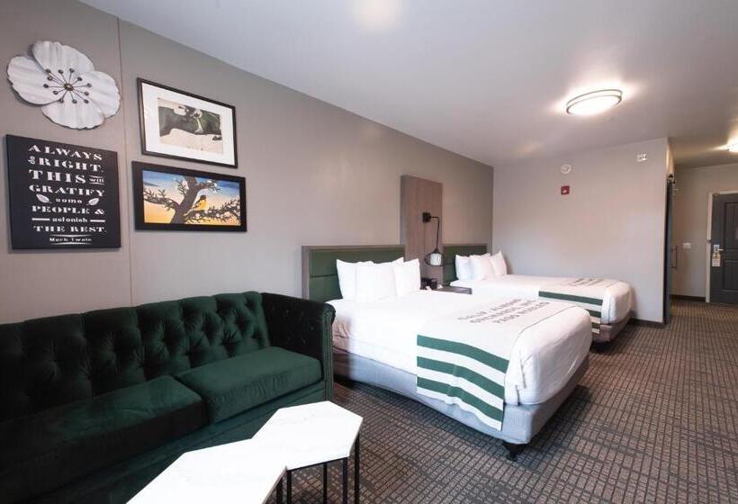 جناح سرير ملكى, Oxford Suites Paso Robles