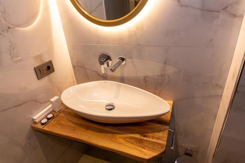 海景豪华三人间, Utopia