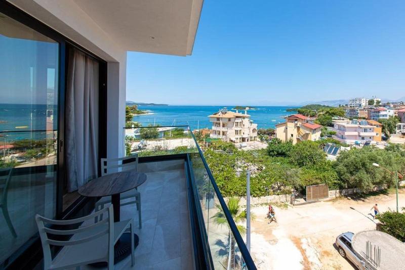 海景豪华三人间, Utopia