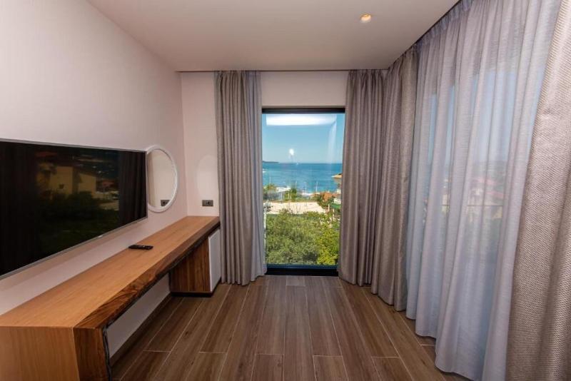 海景豪华三人间, Utopia