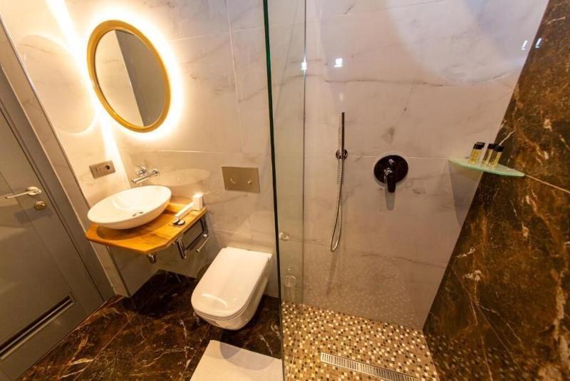 豪华三人间, Utopia