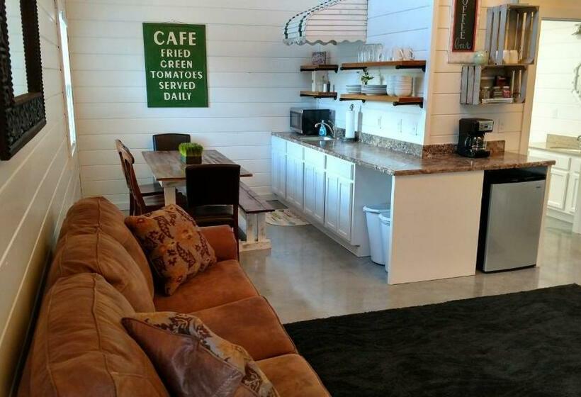 패밀리 스위트, Knotty Squirrel Cabins