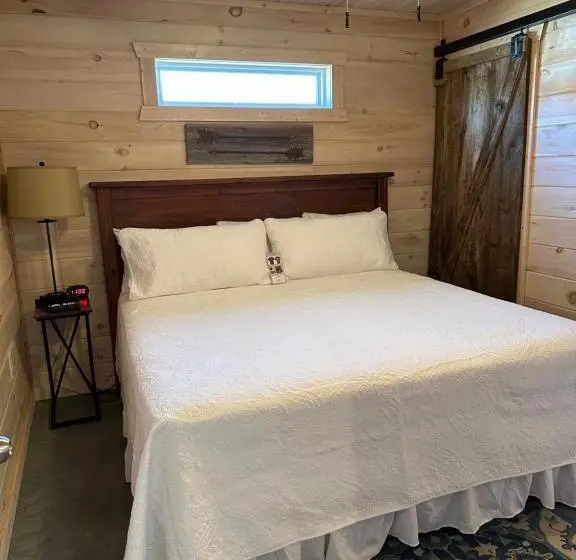 スタンダードルーム, Knotty Squirrel Cabins
