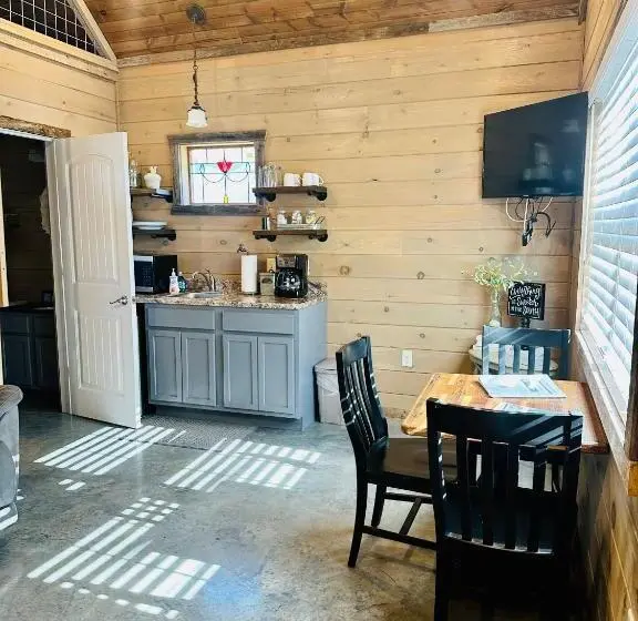 スタンダードルーム, Knotty Squirrel Cabins