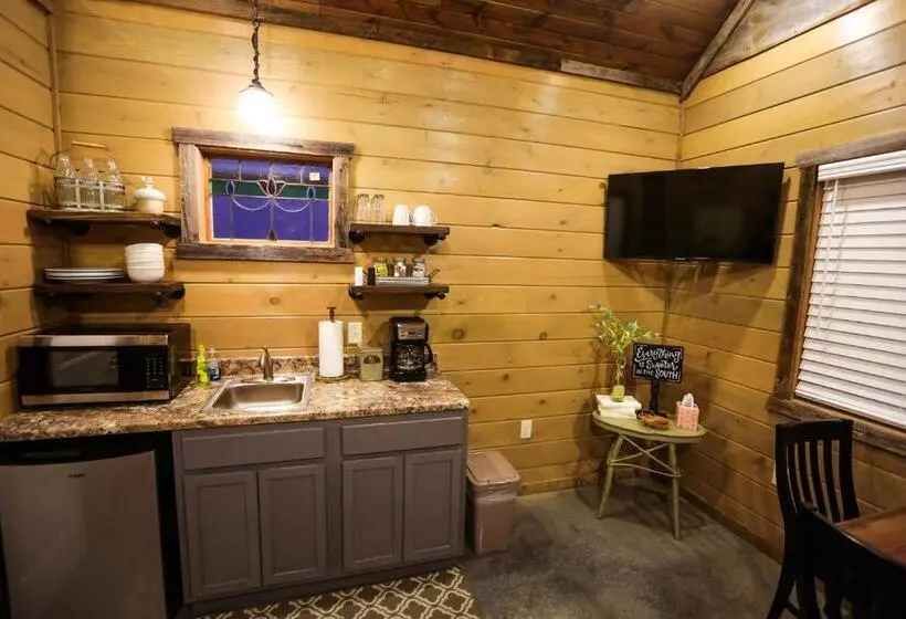 スタンダードルーム, Knotty Squirrel Cabins