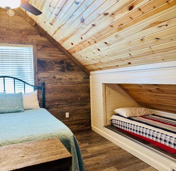 패밀리 스위트, Knotty Squirrel Cabins