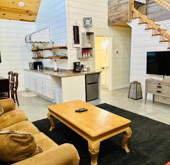 패밀리 스위트, Knotty Squirrel Cabins